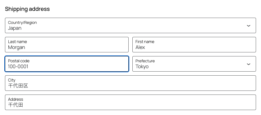 The shipping address in the Checkout block: the customer typed the postcode 100-0001, and the prefecture Tokyo, the city 千代田区 and the address 千代田 were filled in.